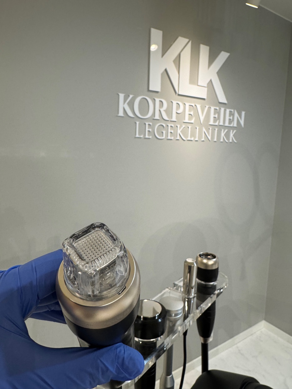 RF Microneedling håndstykke med gylne nåler