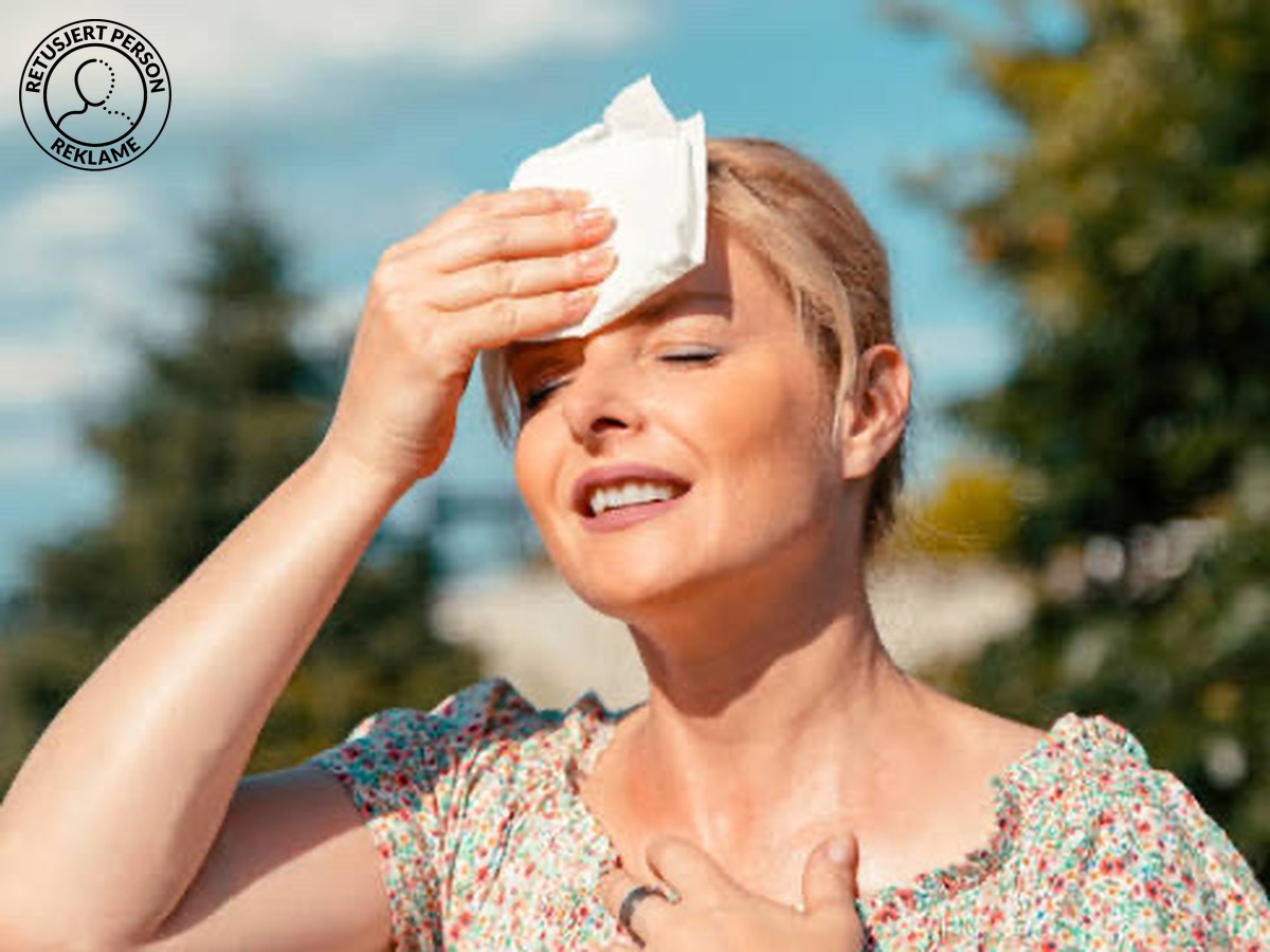 Kvinne tørker svette fra pannen om sommeren